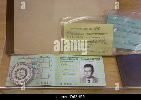 Papiers d'identité d'un agent secret anonyme de Cottbus, Allemagne, une exposition au siège de la Stasi ministérielle de la police secrète communiste en Allemagne de l'Est, la RDA. .. (Plus de légende dans la description) Banque D'Images