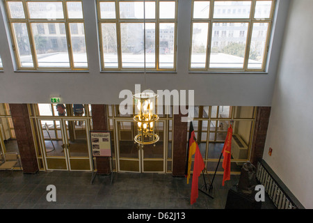 L'entrée principale de 'Haus 1' l'administration centrale ministérielle de la Stasi (police secrète communiste en Allemagne de l'Est, la RDA. Construit en 1960, le complexe maintenant connu comme le Musée de la Stasi. .. (Plus de légende dans la description) Banque D'Images