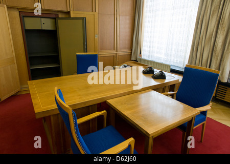 24 dans les conserves de cabinet de l'ancien ministre en charge de chef de la police secrète de la RDA, Erich Mielke - une exposition de 'Haus 1' l'administration centrale ministérielle de la Stasi (police secrète communiste en Allemagne de l'Est, la RDA. .. (Plus de légende dans la description) Banque D'Images