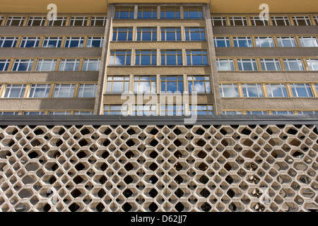 Extérieur de 'Haus 1' l'administration centrale ministérielle de la Stasi (police secrète communiste en Allemagne de l'Est, la RDA. Construit en 1960, le complexe maintenant connu comme le Musée de la Stasi .. (Plus de légende dans la description) Banque D'Images