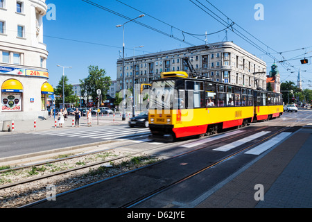 L'Europe de l'est typique centre-ville scène de rue en été à Varsovie, Pologne. Banque D'Images