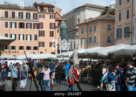 ROME, ITALIE. Une vue sur le Campo de' Fiori dans le Centro Storico. L'année 2013. Banque D'Images