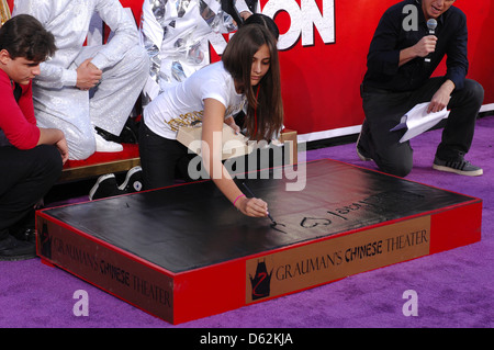 Prince Jackson, Paris Jackson Michael Jackson's Famille et enfants immortalisé leur défunt père dans le ciment à l'extérieur de la Banque D'Images