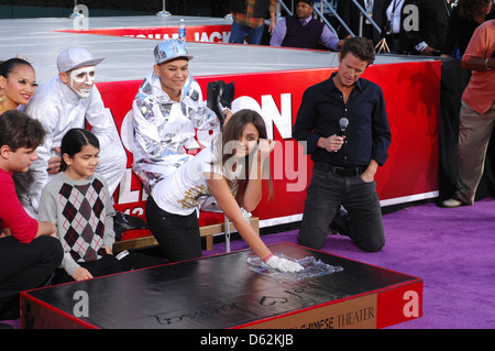 Prince Jackson, Blanket Jackson, Paris Jackson Michael Jackson's Famille et enfants immortalisé leur défunt père dans le ciment Banque D'Images