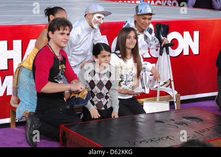 Prince Jackson, Paris Jackson, Blanket Jackson Michael Jackson's Famille et enfants immortalisé leur défunt père dans le ciment Banque D'Images