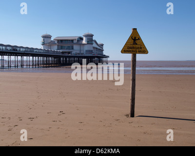 La boue naufrage Danger sign, Weston-Super-Mare, Somerset, UK 2013 Banque D'Images