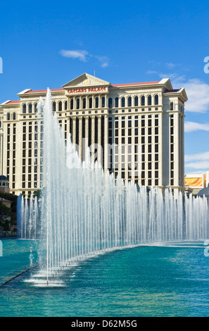 Les fontaines d'eau à l'extérieur de l'hôtel Bellagio avec Caesars Palace hotel derrière, le Strip, Las Vegas NEVADA USA Banque D'Images