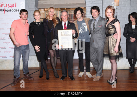 Ed Westwick, Kelly Rutherford, Blake Lively, maire de la ville de New York, Michael R. Bloomberg, Penn Badgley, Matthew Settle, Kaylee Banque D'Images