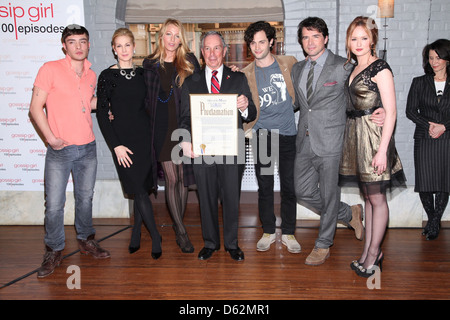 Ed Westwick, Kelly Rutherford, Blake Lively, maire de la ville de New York, Michael R. Bloomberg, Penn Badgley, Matthew Settle, Kaylee Banque D'Images