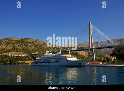 Franjo Tudjman Bridge, Dubrovnik, Croatie Port avec bateau de croisière à Dubrovnik, en Croatie. Banque D'Images