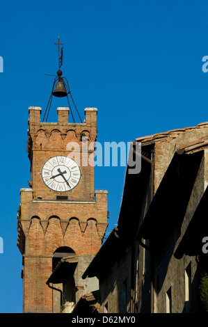 Une horloge dans la ville de Pienza, Val d'Orcia, Toscane, Italie Banque D'Images