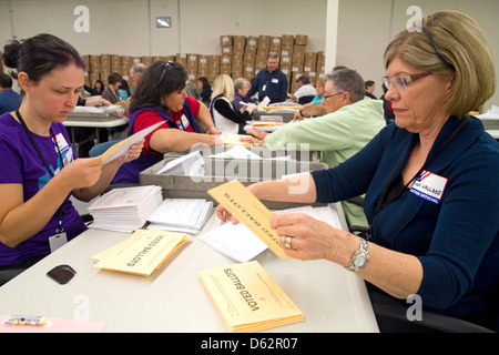 Les votes sont triés et préparés pour l'enregistrement à l'Ada Comté bâtiment Élections à Boise, Idaho, USA. Banque D'Images