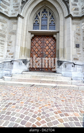 Porte massive en bois à l'église Banque D'Images