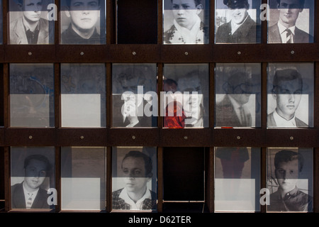 Les visages et les noms de ceux qui ont été tués en essayant de traverser le mur de Berlin, l'ancienne frontière entre l'Est communiste et l'ouest de Berlin pendant la guerre froide. Le mur de Berlin a été une barrière construite par la République démocratique allemande (RDA, Allemagne de l'Est) à partir du 13 août 1961, qui a complètement coupé (par terre) à l'ouest de Berlin et de l'Allemagne de l'environnant Berlin-Est .. (Plus dans la description). Banque D'Images