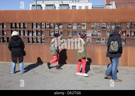 Les visages et les noms de ceux qui ont été tués en essayant de traverser le mur de Berlin, l'ancienne frontière entre l'Est communiste et l'ouest de Berlin pendant la guerre froide. Le mur de Berlin a été une barrière construite par la République démocratique allemande (RDA, Allemagne de l'Est) à partir du 13 août 1961, qui a complètement coupé (par terre) à l'ouest de Berlin et de l'Allemagne de l'environnant Berlin-Est .. (Plus dans la description). Banque D'Images