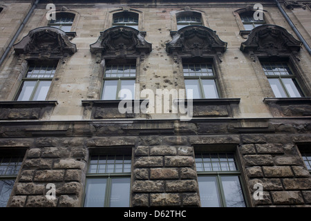 Les cicatrices de ricochet et noirci d'un vieux bâtiment en pierre datant d'avant la seconde guerre mondiale, marquée au cours de la bataille pour la ville au cours de l'automne du Troisième Reich, la fin de le fascisme nazi au printemps de 1945. Banque D'Images