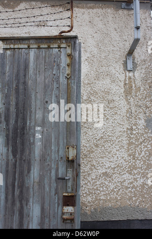 Peinture Pelée et la sécurité à l'entrée de la célèbre police secrète (Stasi) Hohenschonhausen prison. Le Mémorial Berlin-Hohenschönhausen est maintenant un musée et mémorial situé à Berlin, dans le nord-est du district de Lichtenberg. Hohenschönhausen est une partie très importante de la RDA socialiste (République démocratique allemande) système d'oppression politique et artistique. (Plus dans la description) .. Banque D'Images