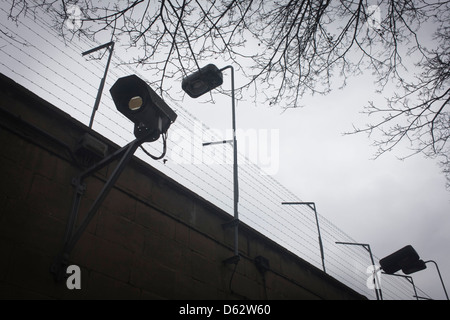 Des caméras de barbelés sur le mur extérieur de la célèbre police secrète (Stasi) Hohenschonhausen prison. Le Mémorial Berlin-Hohenschönhausen est maintenant un musée et mémorial situé à Berlin, dans le nord-est du district de Lichtenberg. Hohenschönhausen est une partie très importante de la RDA socialiste (République démocratique allemande) système d'oppression politique et artistique. (Plus dans la description) .. Banque D'Images