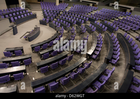 La salle plénière au centre de l'ancien bâtiment du Reichstag, au centre de Berlin, Allemagne. Le Bundestag est un organe législatif en Allemagne. Le nouveau bâtiment du Reichstag a été officiellement ouvert le 19 avril 1999. Au moins 598 membres du Bundestag sont élus et rencontrez ici. Banque D'Images