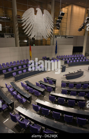 La salle plénière au centre de l'ancien bâtiment du Reichstag, au centre de Berlin, Allemagne. Le Bundestag est un organe législatif en Allemagne. Le nouveau bâtiment du Reichstag a été officiellement ouvert le 19 avril 1999. Au moins 598 membres du Bundestag sont élus et rencontrez ici. Banque D'Images