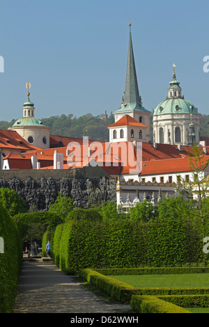 Des tours et des dômes vu de jardin Wallenstein dans Mala Strana, Prague Banque D'Images