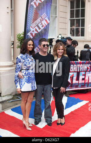 Britain's Got Talent Photocall, ICA, Lonon, UK. 11.04.2013 Photo montre Simon Cowell (centre) avec Alesha Dixon (à gauche) et (à droite) Amanda Holden lors du lancement de Britain's Got Talent nouvelle série à l'extérieur de l'ICA, Londres, UK Banque D'Images