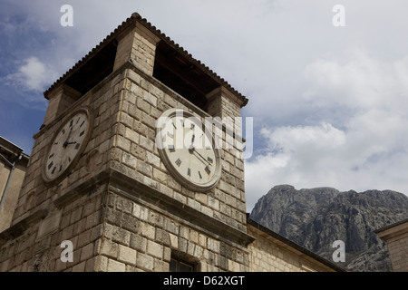 Tour de l'horloge à la place principale de la vieille ville de Kotor, Monténégro Banque D'Images