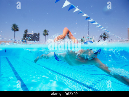 Jeune homme thlete swimming in pool Banque D'Images