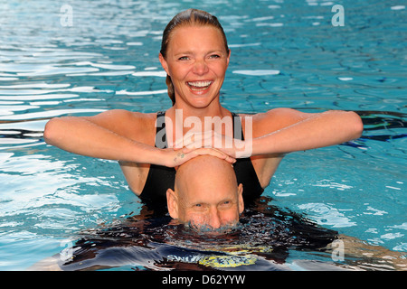 Jodie Kidd et Duncan Goodhew MBE lancement officiel Swimathon de 2012, un organisme de bienfaisance annuel nager qui a lieu tous les mois d'avril, la Banque D'Images