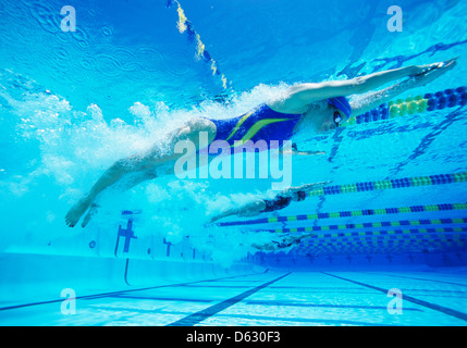 Les jeunes participants professionnels féminins racing in pool Banque D'Images