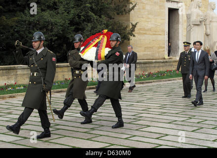 Le vice-chancelier allemand Philipp Roesler (R) marche derrière la garde d'honneur au cours d'une cérémonie de dépôt de gerbes au Mausolée d'Atatürk à Ankara, Turquie, 11 avril 2013. Le ministre fédéral de l'économie allemande est en visite officielle en Turquie jusqu'au 12 avril. Photo : Ruppert Mayr Banque D'Images