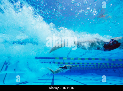 Young Caucasian female nageurs swimming in pool Banque D'Images