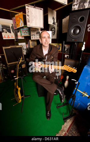 Mick Jones, guitariste et chanteur de l'affrontement et Big Audio Dynamite photographié dans son studio à Acton, Londres, Angleterre, Royaume-Uni Banque D'Images