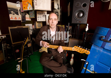 Mick Jones, guitariste et chanteur de l'affrontement et Big Audio Dynamite photographié dans son studio à Acton, Londres, Angleterre, Royaume-Uni Banque D'Images