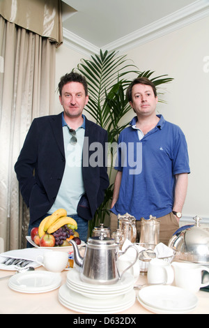 David Mitchell et Lee Mack co-présentateurs de la BBC quiz show 'voudrais-je vous mentir ?" photographié à Londres, Angleterre Banque D'Images