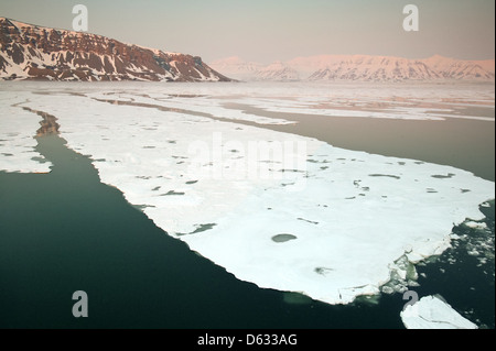 Flocons de glace en Billefjorden à Monte Carlo, région, la Norvège. Banque D'Images