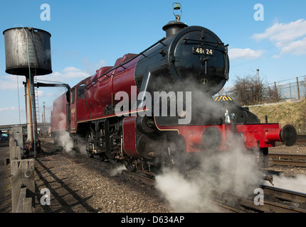 48624 LMS 8f Class 2-8-0 machine à vapeur prend l'eau à la gare de Loughborough, Great Central Railway, Leicestershire, Angleterre, Banque D'Images