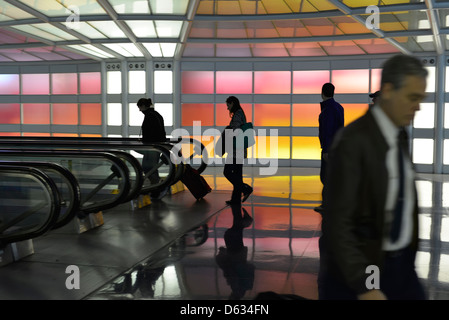Les voyageurs dans le corridor souterrain à Chicago's O'Hare International Airport, l'Illinois. Banque D'Images