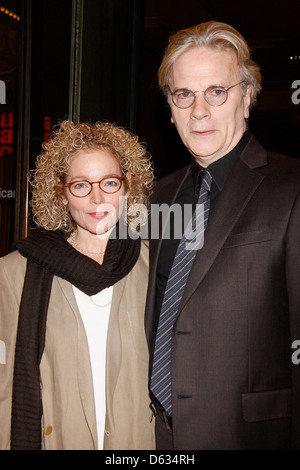 Amy Irving et Kenneth Bowser Broadway soirée d'ouverture de 'La route de La Mecque" à l'American Airlines Theatre - Arrivées. Nouveau Banque D'Images