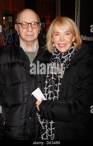 Neil Simon et Elaine Joyce Broadway soirée d'ouverture de 'La Route de la Mecque' l'American Airlines Theatre - Arrivées. New York Banque D'Images