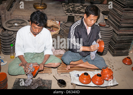 Les hommes qui travaillent dans les ba U Nyein laque factory, Myo Thit, Bagan, Myanmar (Birmanie), Banque D'Images