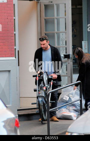 Naomi Watts Naomi Watts et Liev Schreiber arrivant dans la ville après les vacances, la ville de New York, USA - 02.01.12 Banque D'Images