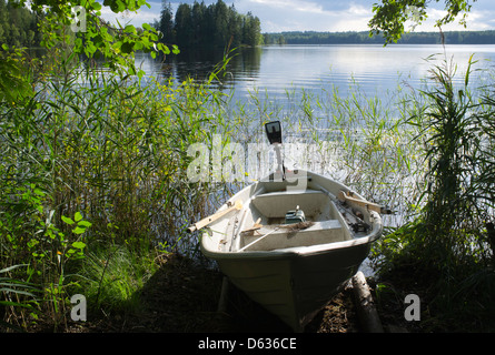 Chaloupe isolée / skiff / canot avec moteur électrique extérieur , Finlande Banque D'Images