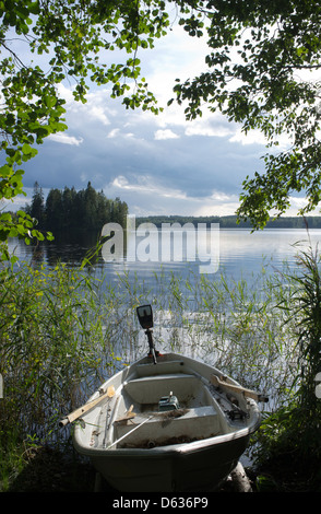 Barque / skiff avec moteur électrique extérieur , Finlande Banque D'Images