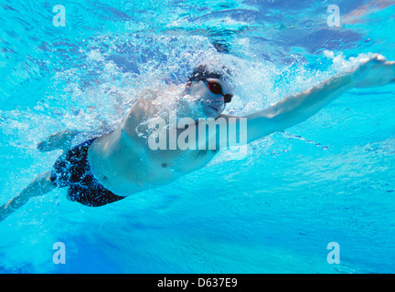Underwater professionnel hommes thlete swimming in pool Banque D'Images