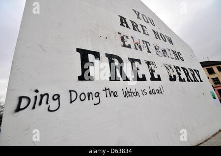 Bogside, Londonderry, en Irlande du Nord. 11 avril 2013. Les graffitis, se moquant de la mort de Margaret Thatcher, surnommée sur Free Derry Corner mur dans le Bogside. Crédit : George Sweeney /Alamy Live News Banque D'Images