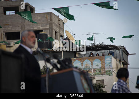 La bande de Gaza, la ville de Gaza. 11 avril 2013.Le Premier Ministre palestinien, dans la bande de Gaza Ismail Haniyeh assiste à un rassemblement à côté d'une prison dans la ville de Gaza qui avait été utilisé par les services de sécurité israéliens pour garder les prisonniers palestiniens pendant l'occupation par Israël de la bande de Gaza. Credit : Ahmed Deeb / Alamy Live News Banque D'Images