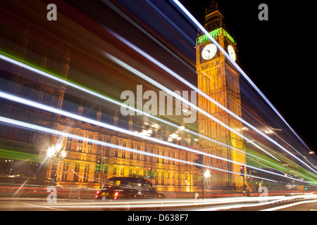 Une scène de nuit qui montre un taxi par Big Ben clock, tandis que des lignes sont faites par un bus qui passe, fait par un effet de l'exposition longue Banque D'Images