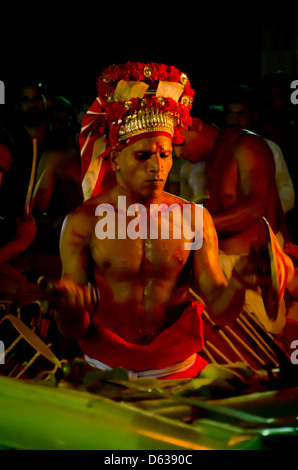 Theyyam est un rituel célèbre forme d'art qui sont originaires d'Amérique du Kerala qui met en scène les grandes histoires du Kerala Banque D'Images