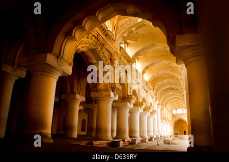 Madurai est une ville ancienne, sur la rivière Vaigai dans le sud de l'état indien du Tamil Nadu. Son horizon est dominé par la 14 gopuram coloré Banque D'Images